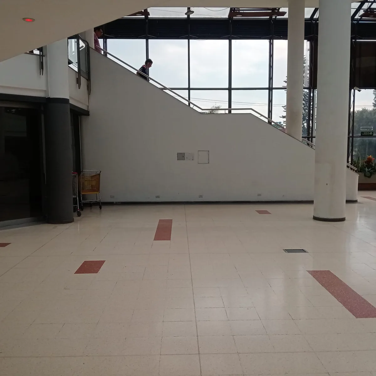 Área comercial disponible antes de la instalación del stand de máquinas recreativas en Centro Comercial Ciudad Tunal 1 Bogotá