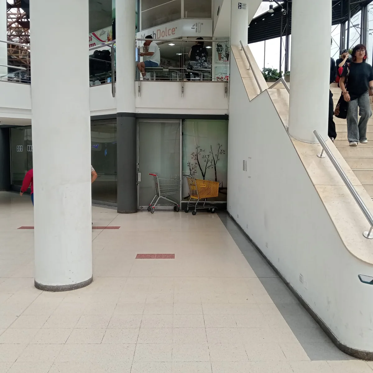 Zona de circulación y escaleras en Centro Comercial Ciudad Tunal previa a la instalación de máquinas de diversión infantil