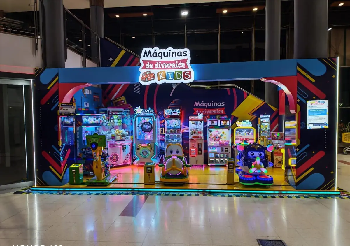 Isla de entretenimiento infantil de 15m2 con máquinas recreativas kiddie rides y grúas pelucheras en Centro Comercial Ciudad Tunal 1