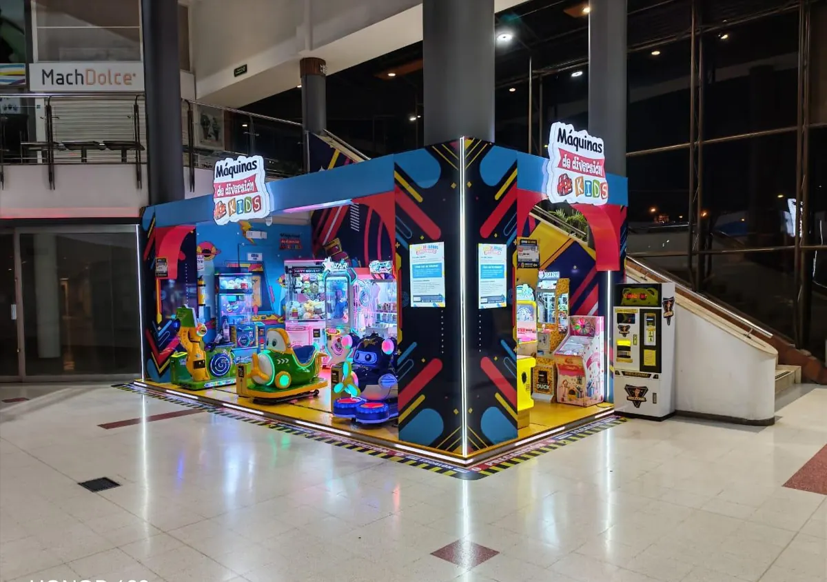 Módulo comercial de entretenimiento infantil con brandeo vinilo laminado y columnas LED 360 grados en Ciudad Tunal 1