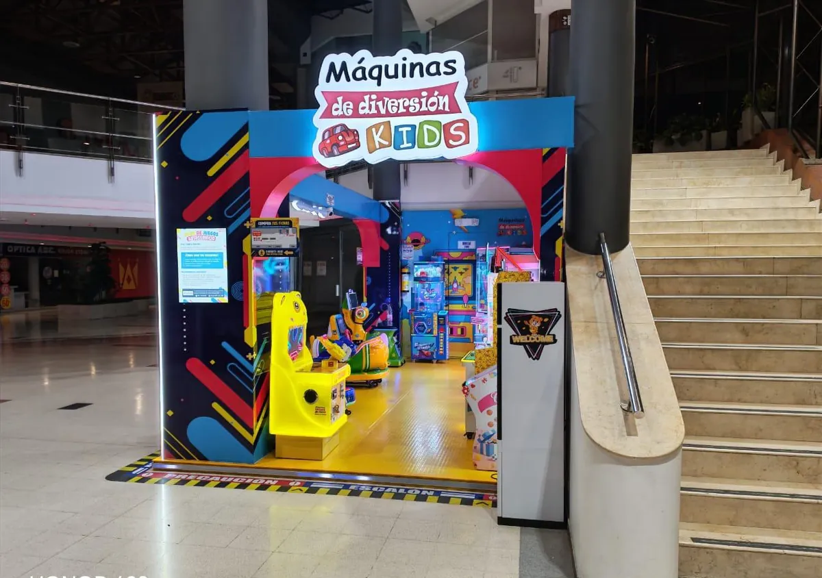 Stand de juegos infantiles Play Profit adaptado bajo escaleras en Centro Comercial Ciudad Tunal 1 Bogotá
